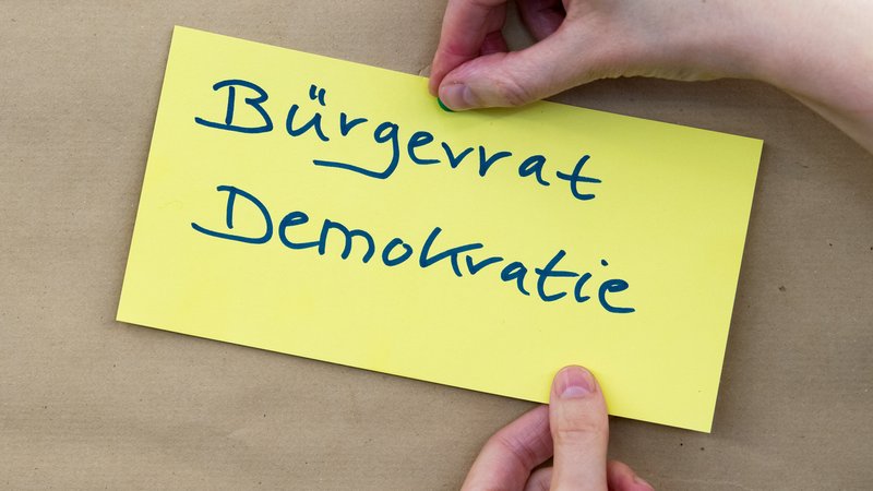 Zum Hören: Bürgerräte boomen – stärken sie die Demokratie? | Bild: pa/dpa-Zentralbild/Hendrik Schmidt Zum Hören: Bürgerräte boomen – stärken sie die Demokratie?
