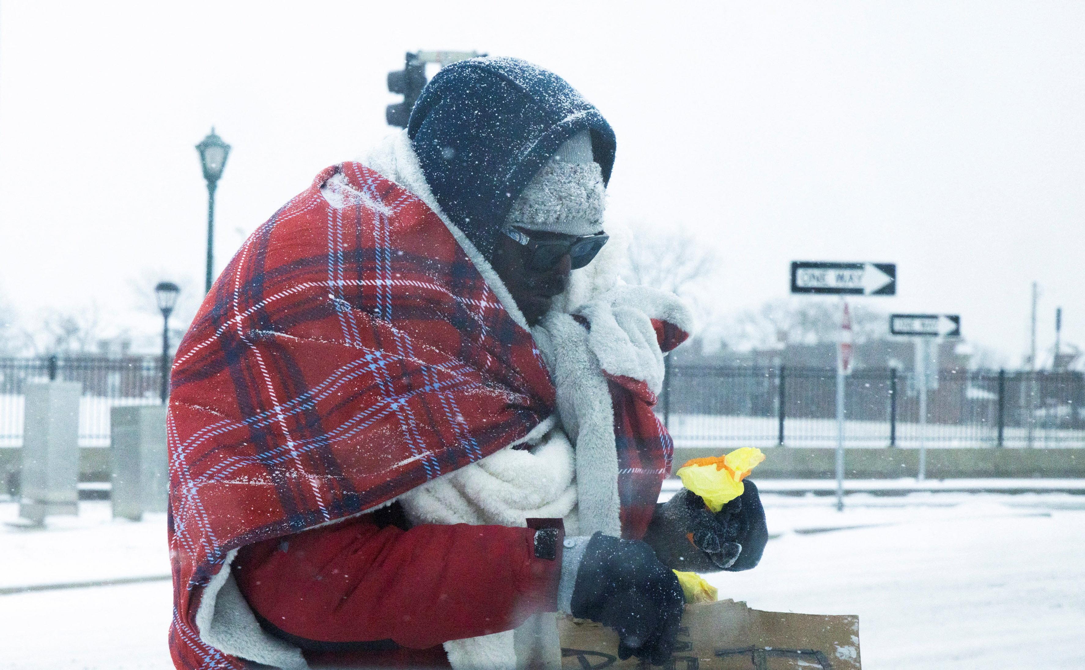 Gegen die Kälte vermummter Anwohner in Missouri