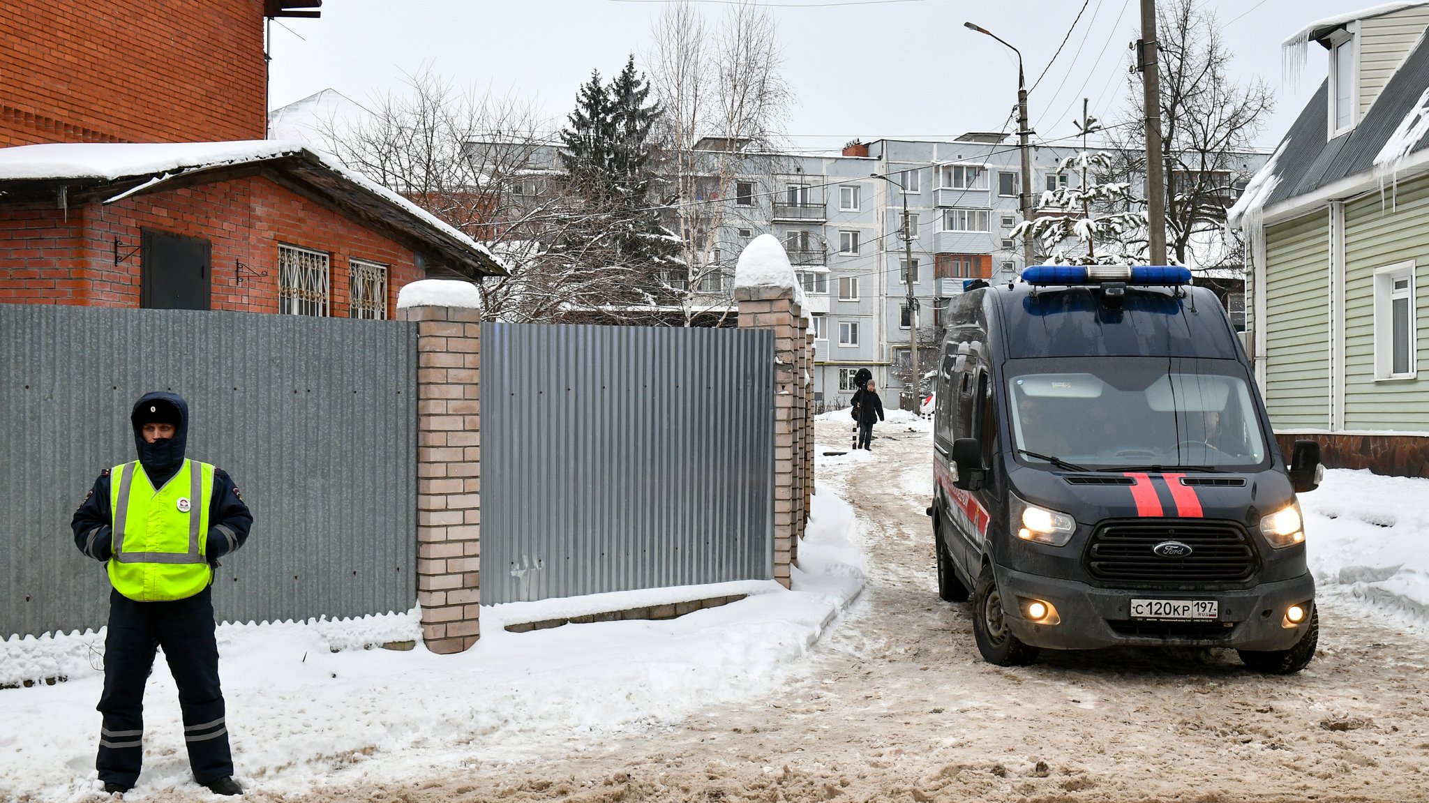 Einsatzkräfte außerhalb des Geländes in Serpuchow