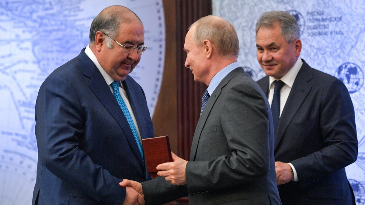 Händeschütteln: Usmanow bekommt 2019 von Putin eine Medaille verliehen