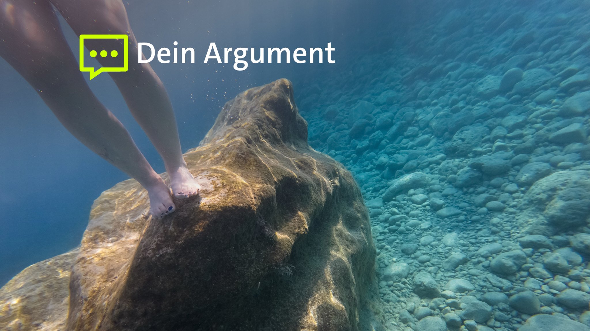 Unter Wasser sind die Beine einer Frau zu sehen, die auf einem Felsen stehen. | Bild: picture alliance / NurPhoto | Nikolas Kokovlis Unter Wasser sind die Beine einer Frau zu sehen, die auf einem Felsen stehen.