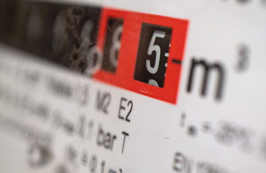 Ein Gaszähler zeigt den Verbrauch eines Mehrfamilienhauses an.