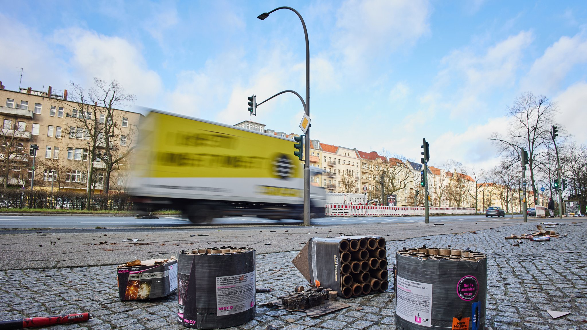 Silvestermüll auf einer Strasse in Berlin