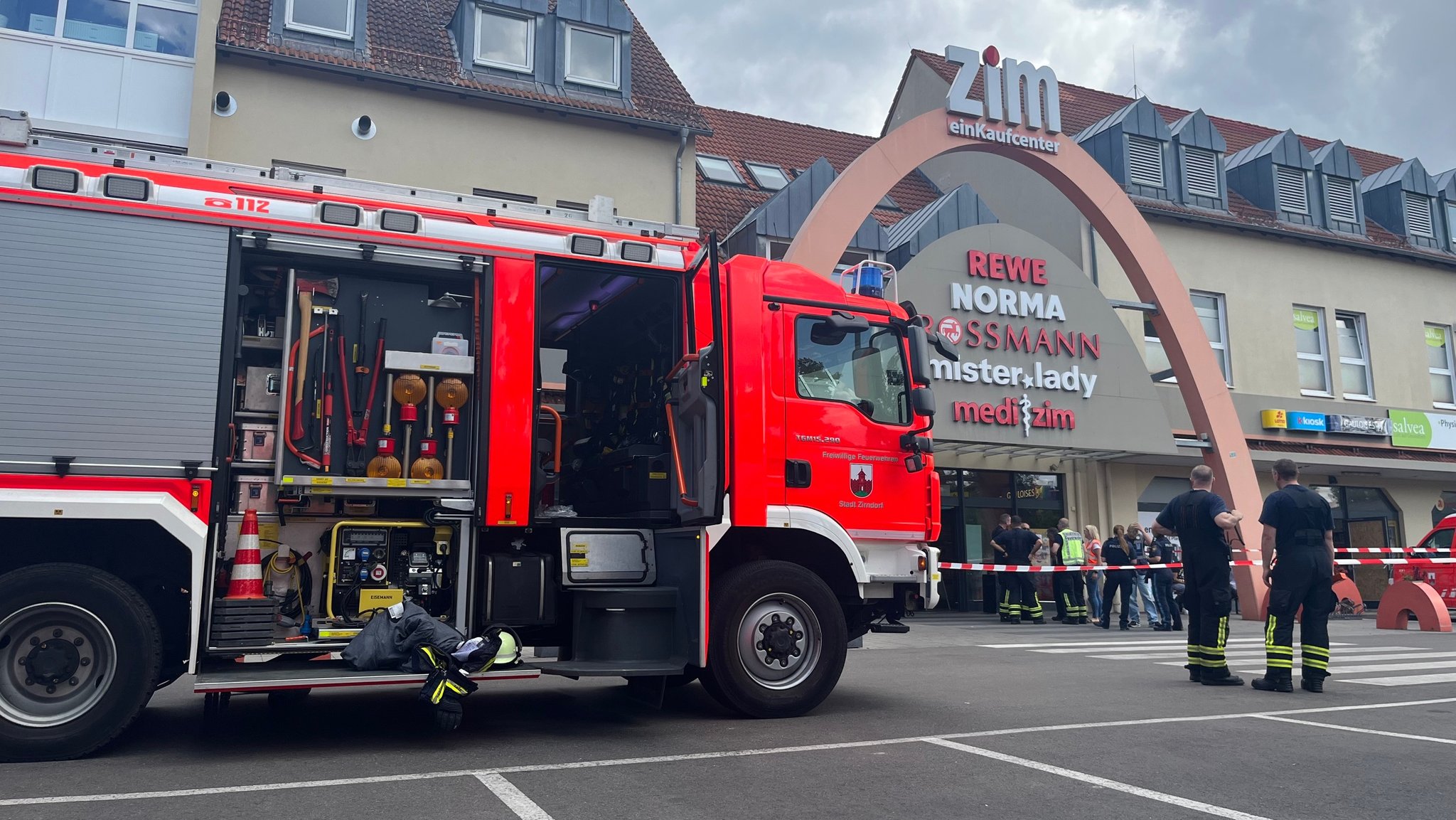 Im Zirndorfer Einkaufszentrum ZIM wurde Ammoniak freigesetzt. Die Feuerwehr evakuierte das Gebäude.