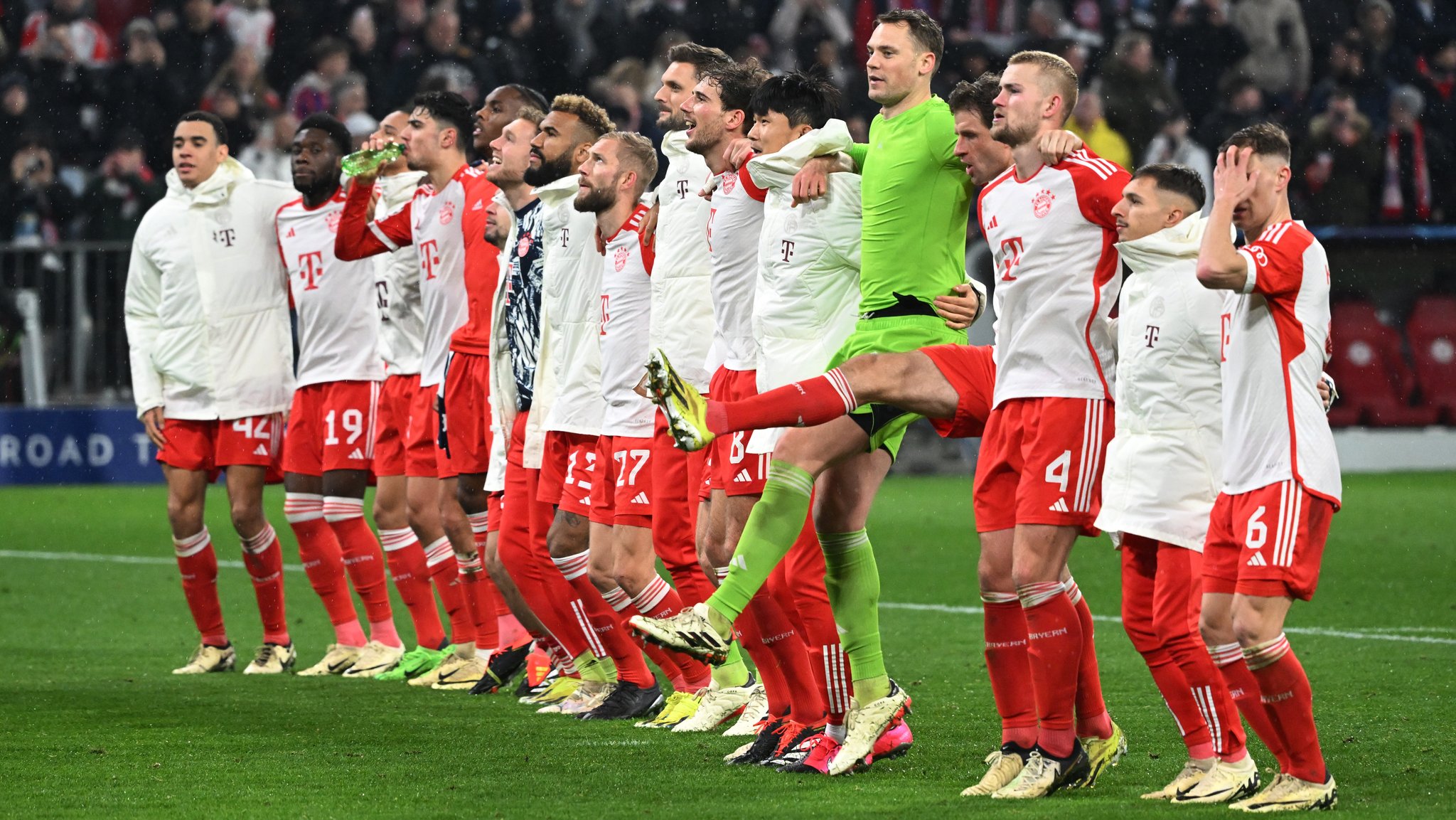 Ein derzeit ungewohntes Bild: Ausgelassene Stimmung nach Spielende beim FC Bayern München