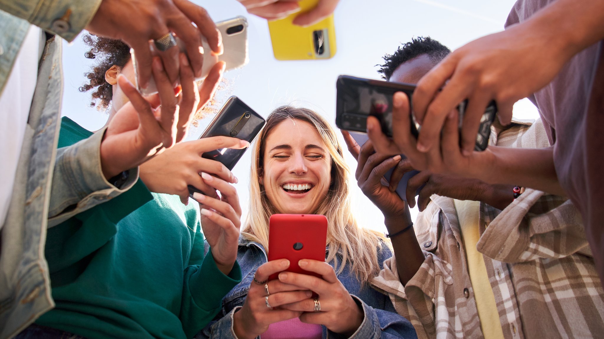 Im Bild: Eine Gruppe Jugendlicher steht im Kreis und alle schauen auf ihr Handy. | Bild: stock.adobe.com/CarlosBarquero Im Bild: Eine Gruppe Jugendlicher steht im Kreis und alle schauen auf ihr Handy.