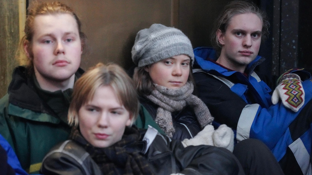 27.02.23: Greta Thunberg (2.v.r.) demonstriert mit norwegischen Aktivistin und Angehörigen der Samen in Oslo.