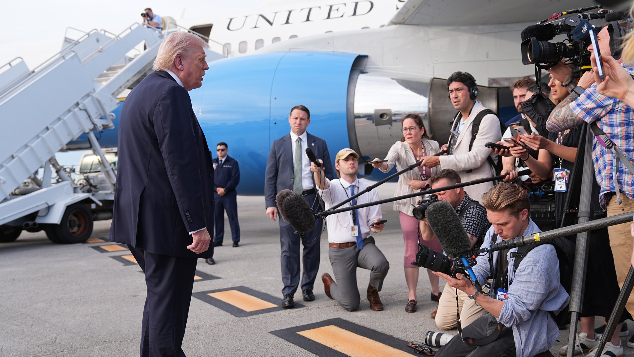 Trump mit Journalisten neben der Air Force One