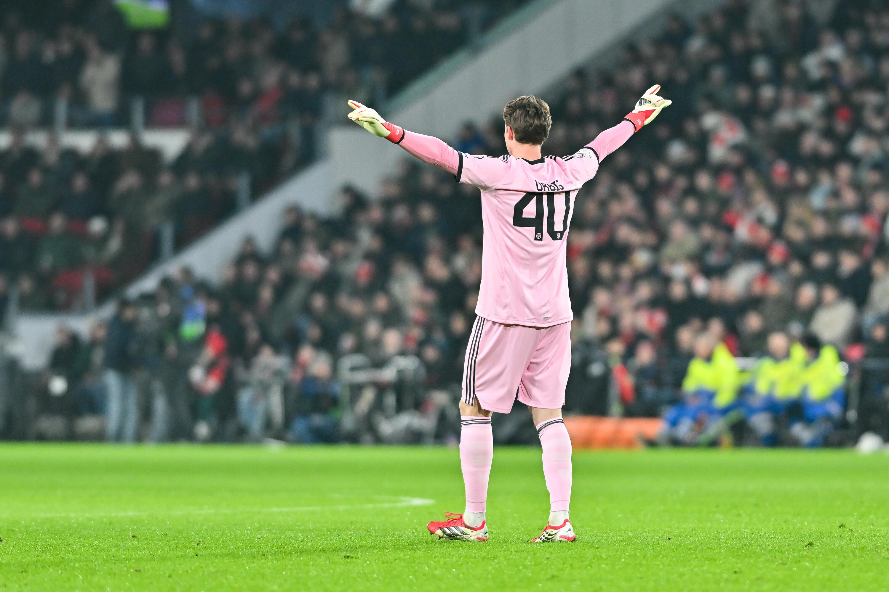 Jonas Urbig jubelt in Eindhoven