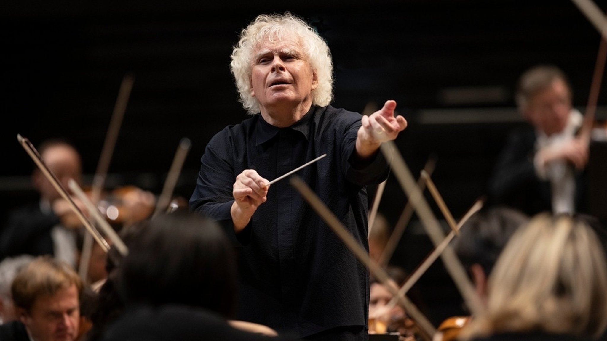 Simon Rattle dirigiert