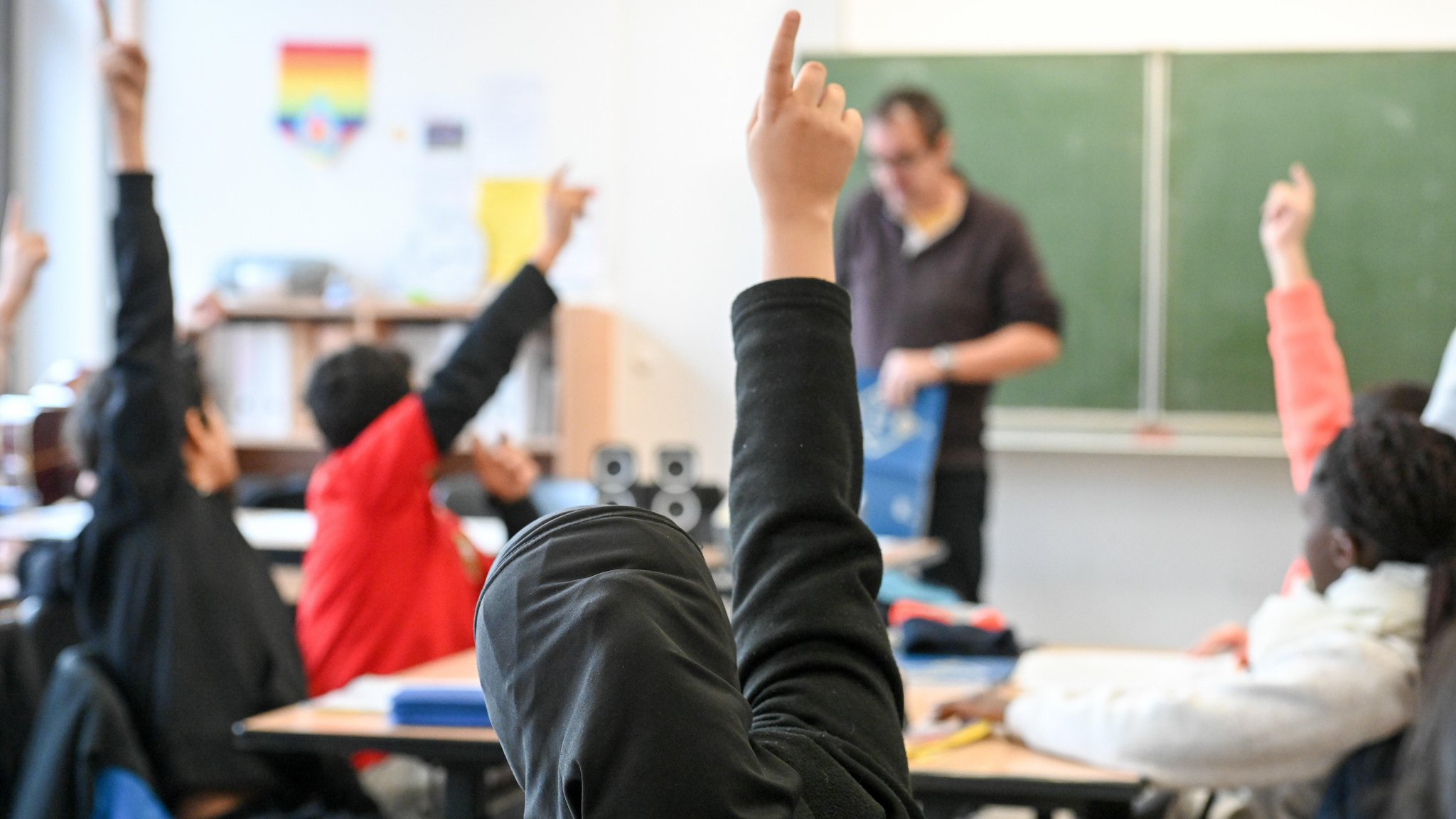 Ein Mädchen trägt Kopftuch in einer Schule. | Bild: picture alliance / KNA | Harald Oppitz Ein Mädchen trägt Kopftuch in einer Schule.