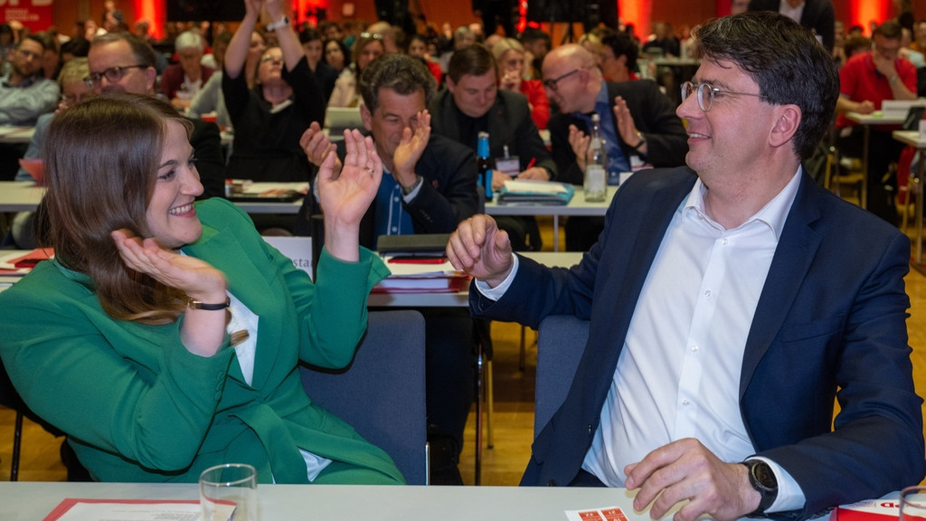 Ronja Endres, Landesvorsitzende der Bayern SPD, und Florian von Brunn, Vorsitzender der Bayern SPD, freuen sich über ihre Wiederwahl.
