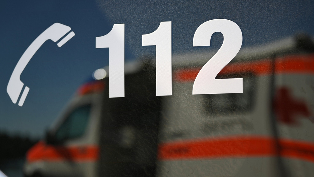 Ein Rettungswagen spiegelt sich während einer Übung in einem Fenster eines anderen Rettungswagen mit der Aufschrift "112".