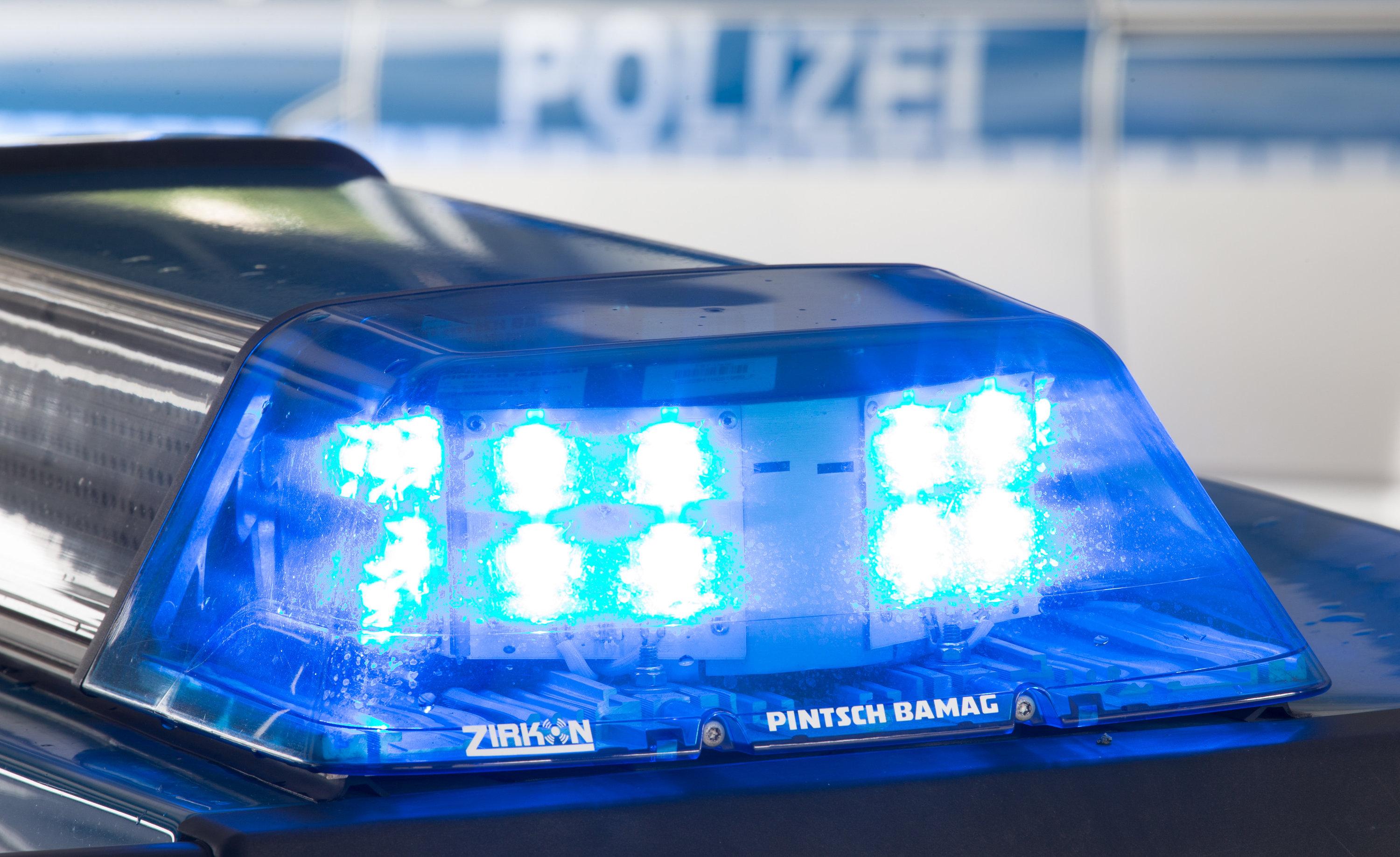 Blaulicht eines Polizeifahrzeugs (Symbolbild)