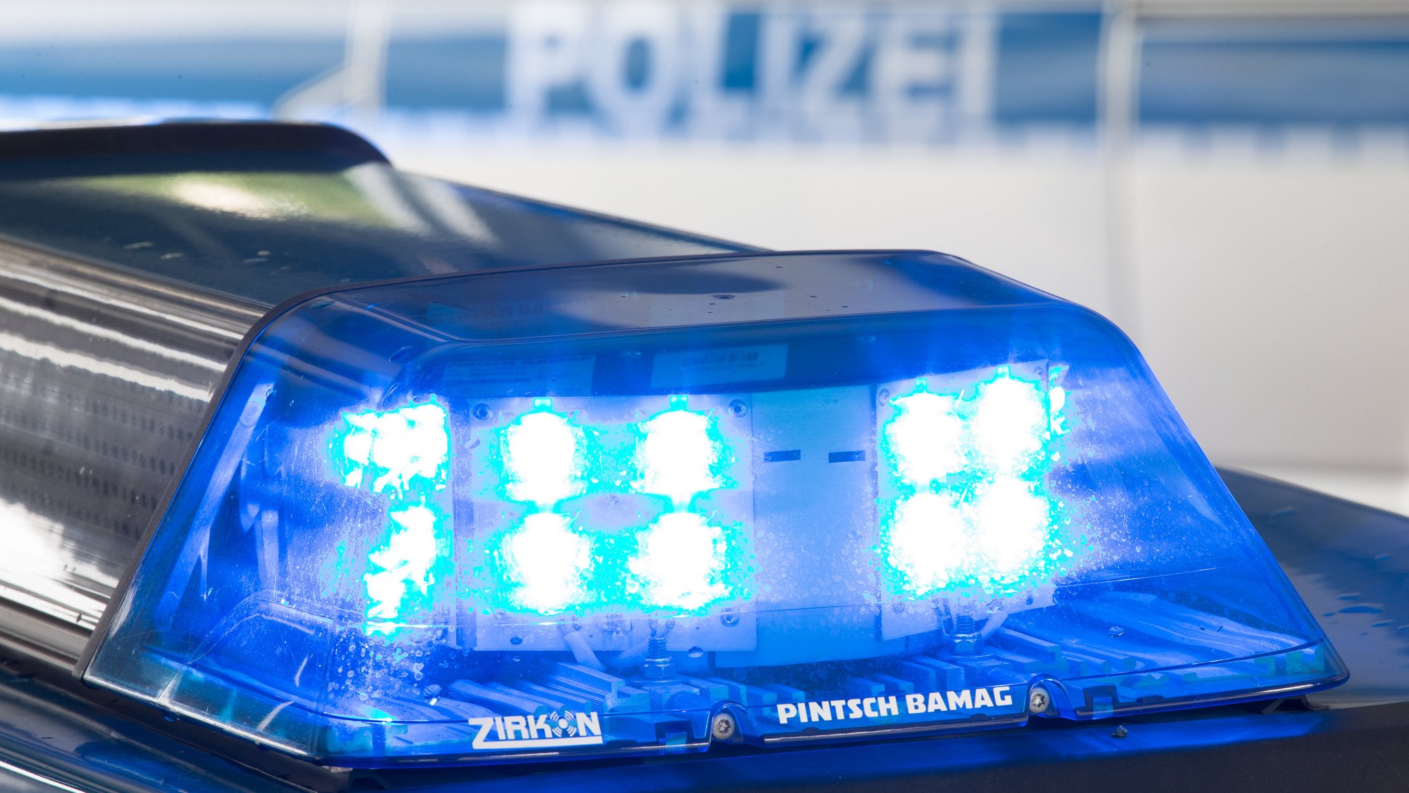 Blaulicht eines Polizeifahrzeugs (Symbolbild)