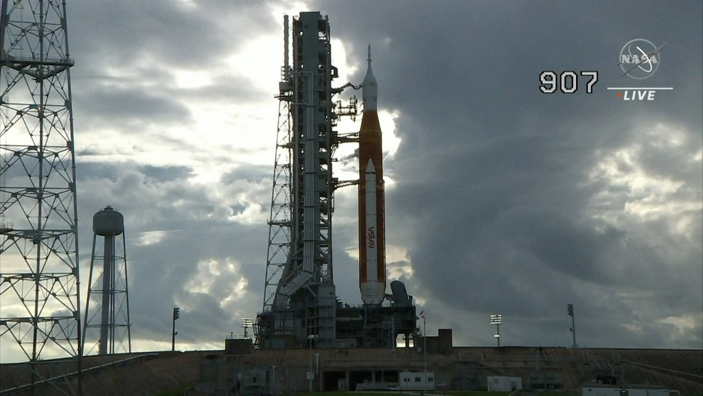 Die SLS-Rakete befindet sich auf der Startrampe am Kennedy Space Center in Florida.