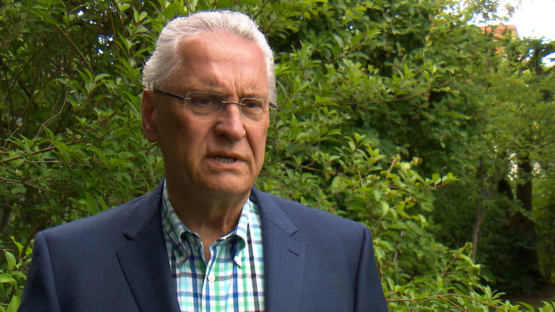 Der bayerische Innenminister Joachim Herrmann hat am Pfingstmontag weitere Details zur Identität der Opfer des Zugunglücks bekanntgegeben. | Bild: BR Der bayerische Innenminister Joachim Herrmann hat am Pfingstmontag weitere Details zur Identität der Opfer des Zugunglücks bekanntgegeben.