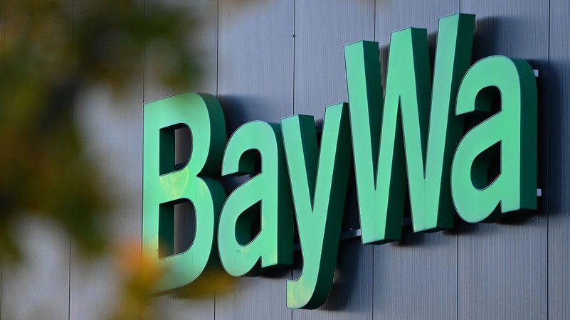 BayWa-Logo an einem Gebäude | Bild: picture alliance / SVEN SIMON | Frank Hoermann / SVEN SIMON BayWa-Logo an einem Gebäude