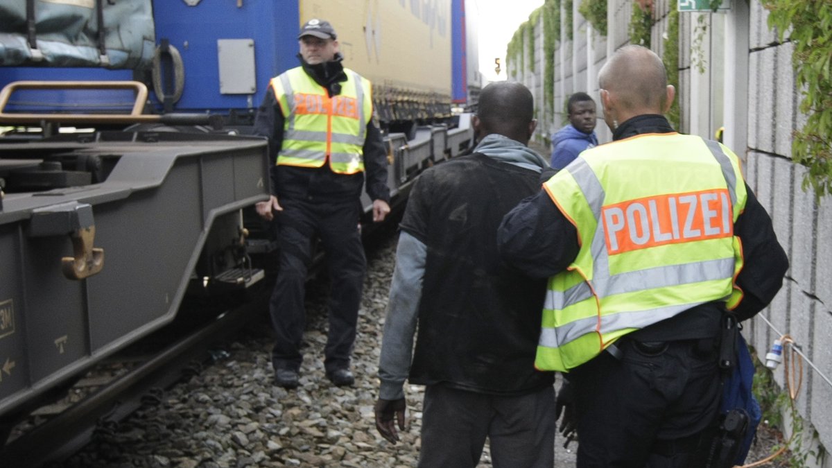 Migranten wagen weiter gefährliche Flucht auf Güterzügen