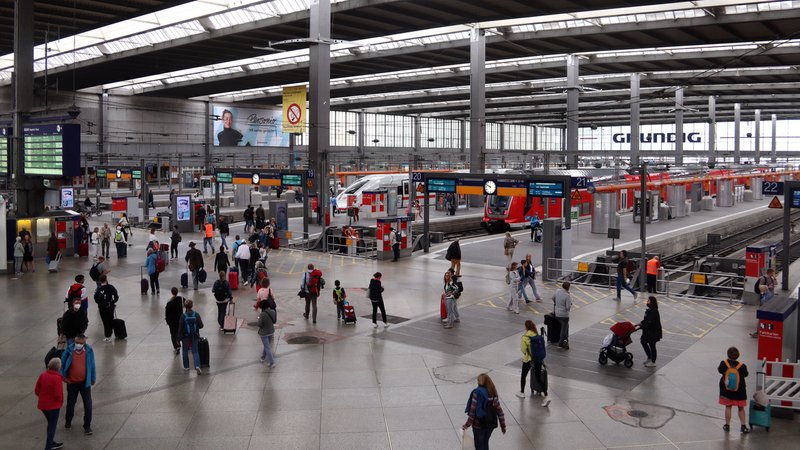Reisende am Hauptbahnhof München.