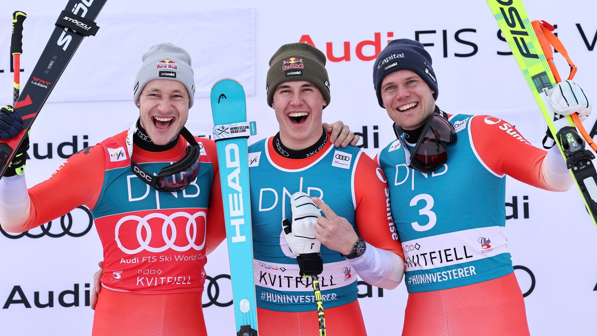 08.03.2025, Norwegen, Kvitfjell: Ski Alpin, Weltcup, Abfahrt: Der zweitplatzierte Schweizer Marco Odermatt (l-r), der Sieger aus der Schweiz Franjo von Allmen und der drittplatzierte Schweizer Stefan Rogentin feiern. Foto: Marco Trovati/AP/dpa +++ dpa-Bildfunk +++