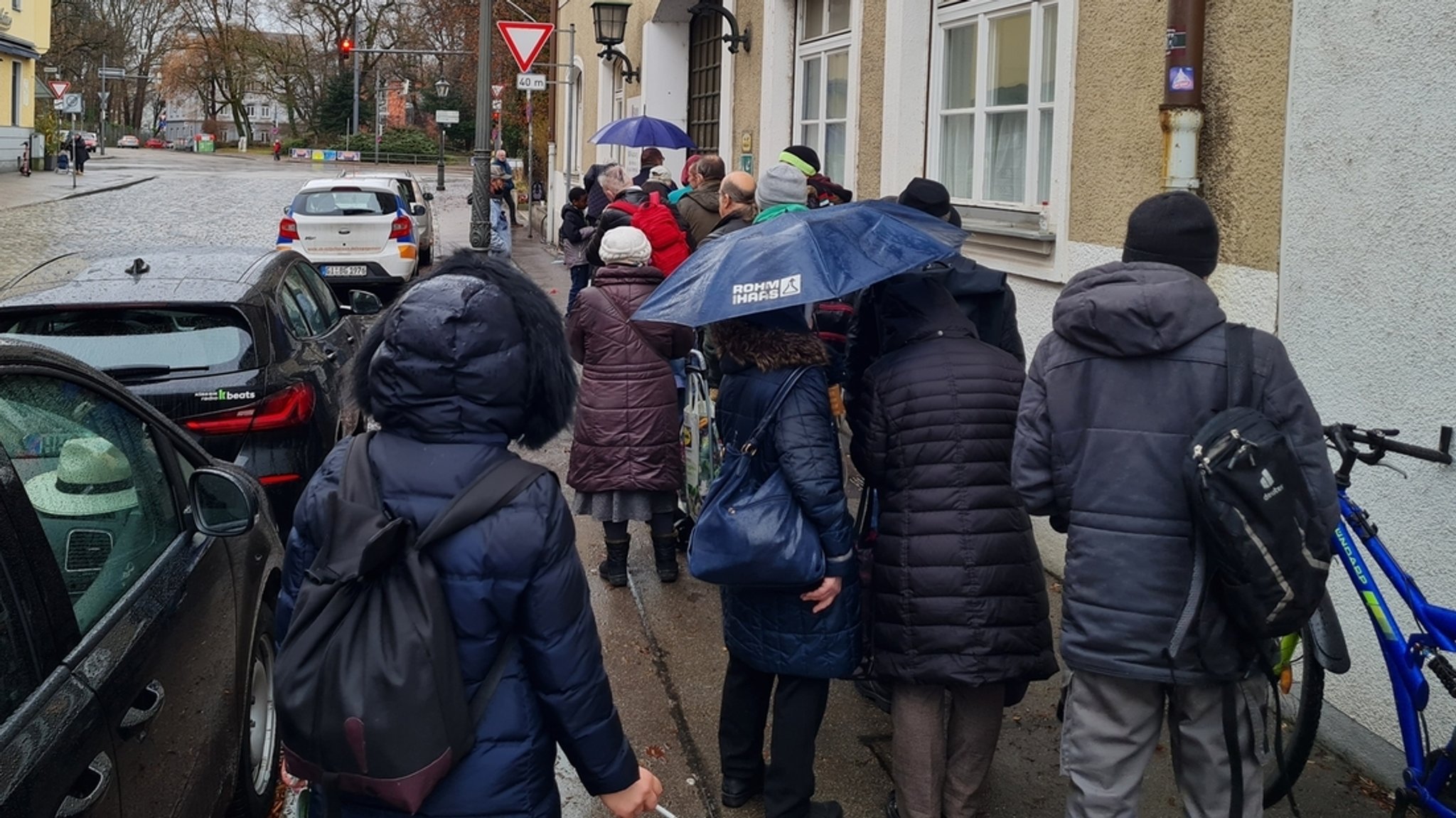 Vor der Wärmestube Augsburg hat sich eine Schlange gebildet, weil es Weihnachtsgeschenke für Obdachlose und Bedürftige gibt.