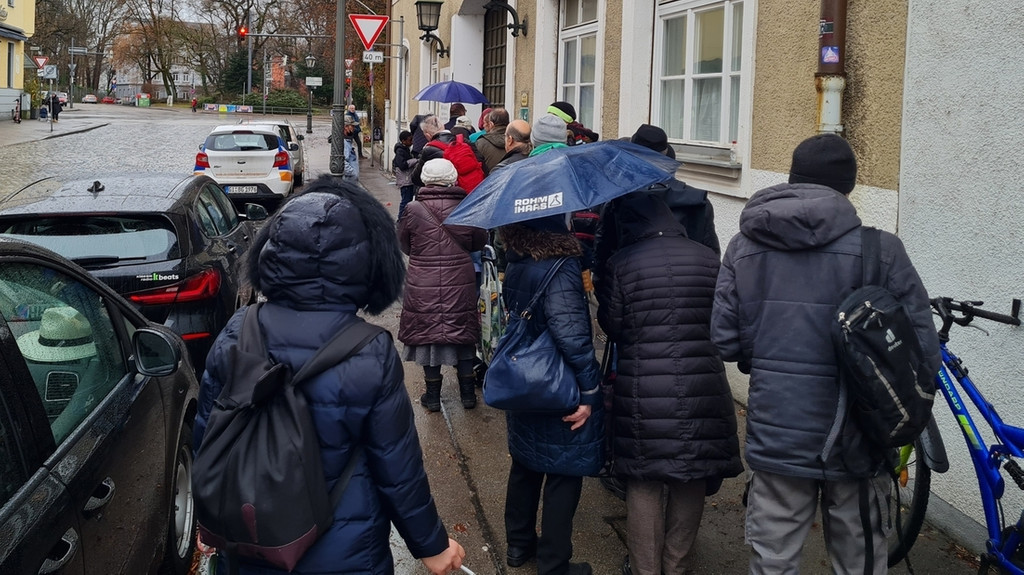 Vor der Wärmestube Augsburg hat sich eine Schlange gebildet, weil es Weihnachtsgeschenke für Obdachlose und Bedürftige gibt. | Bild: BR/Veronika Scheidl Vor der Wärmestube Augsburg hat sich eine Schlange gebildet, weil es Weihnachtsgeschenke für Obdachlose und Bedürftige gibt.