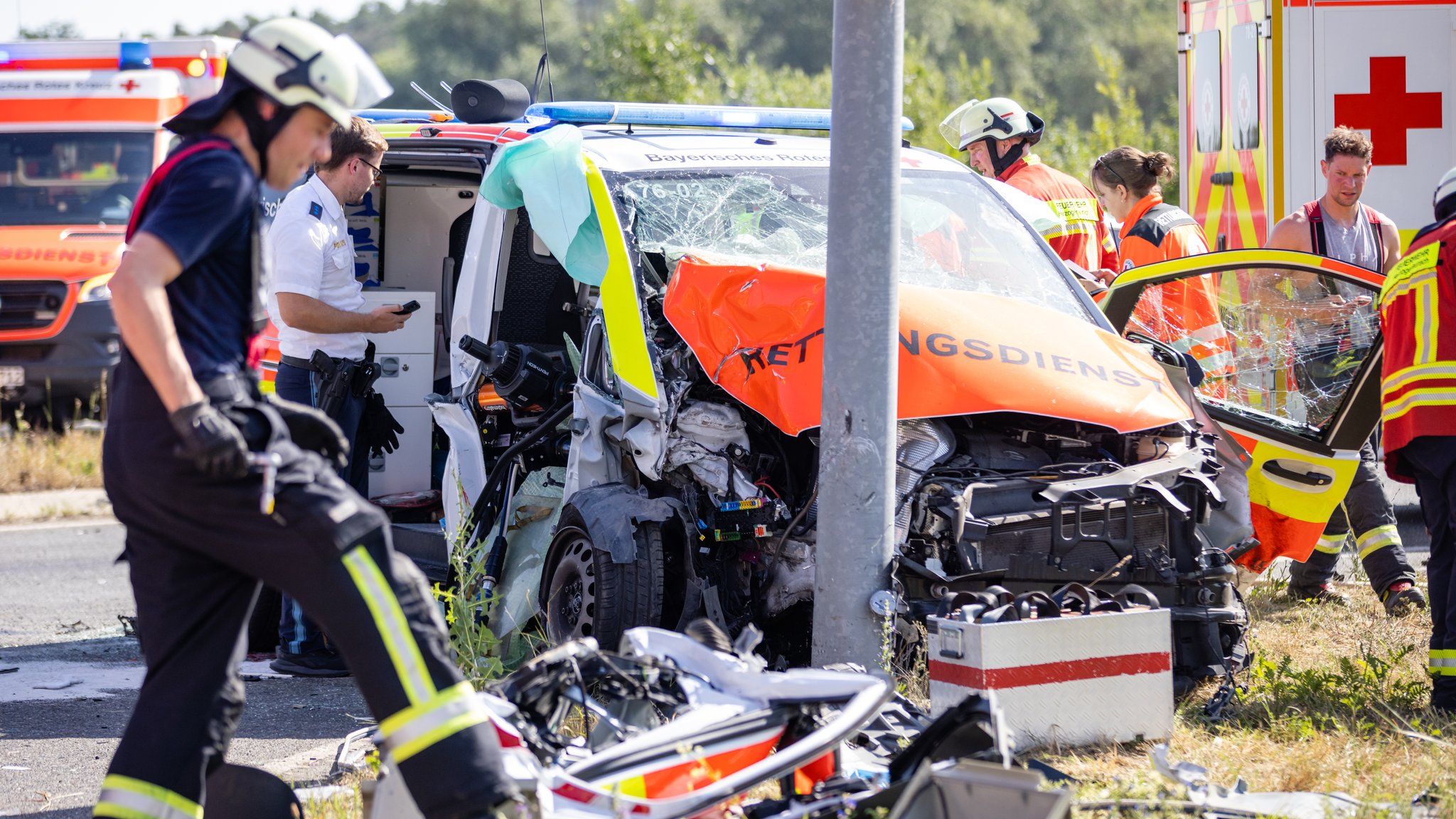 Unfall mit Notarzt-Einsatzwagen – Beifahrerin schwer verletzt