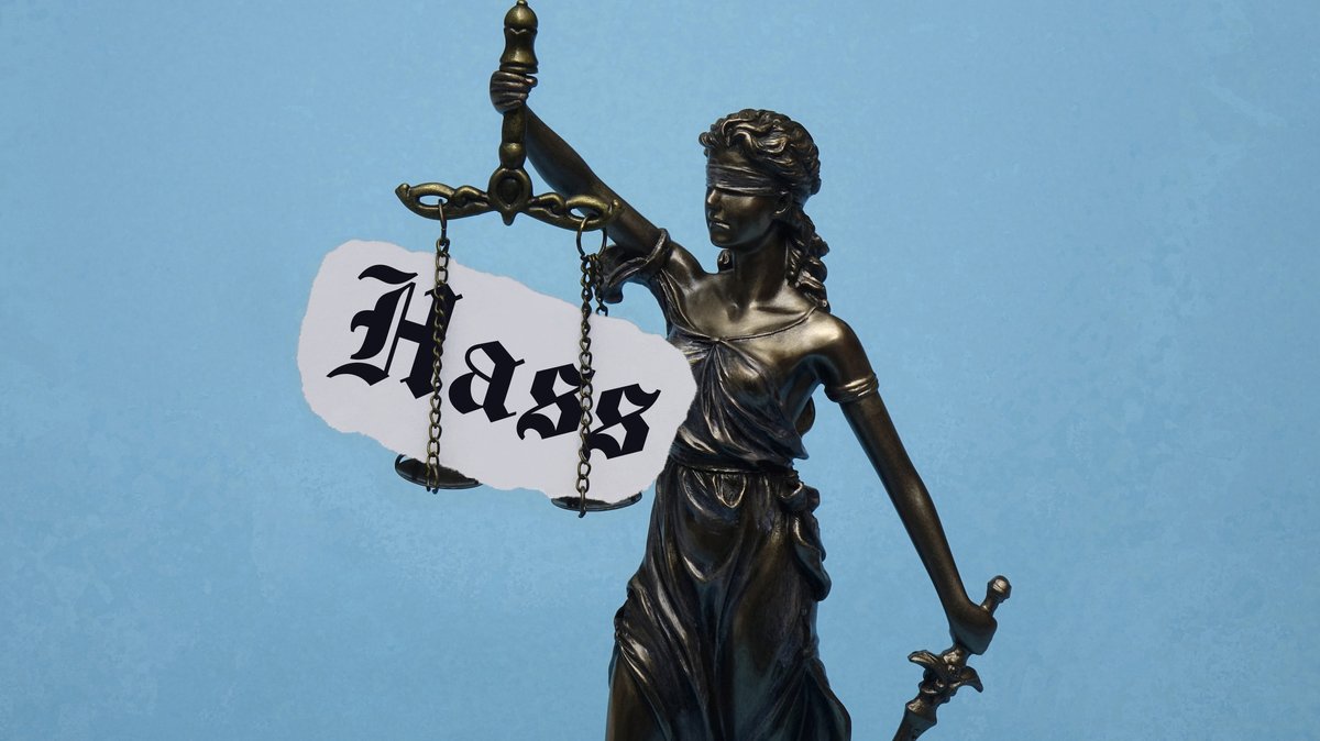 Das Modell der Justitia trägt den Schriftzug "Hass"