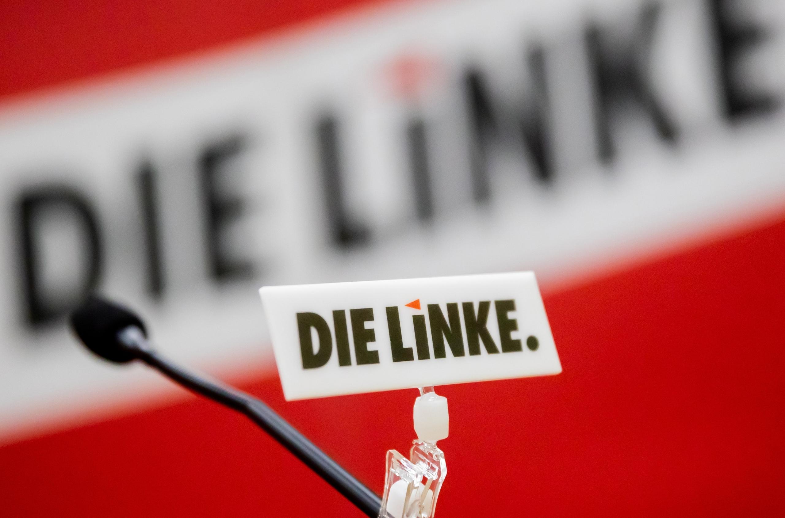 Leeres Rednerpult der Partei "Die Linke".