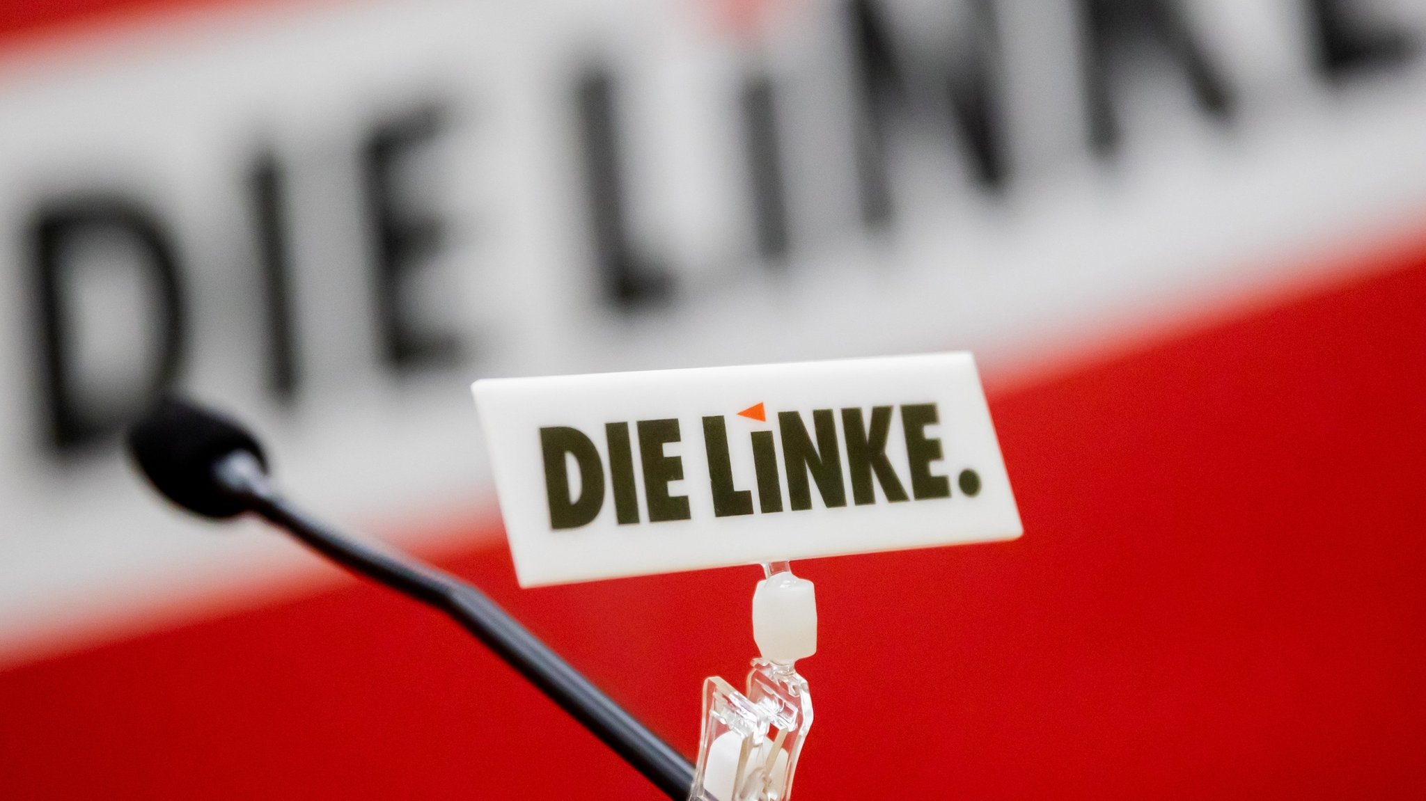 Leeres Rednerpult der Partei "Die Linke".