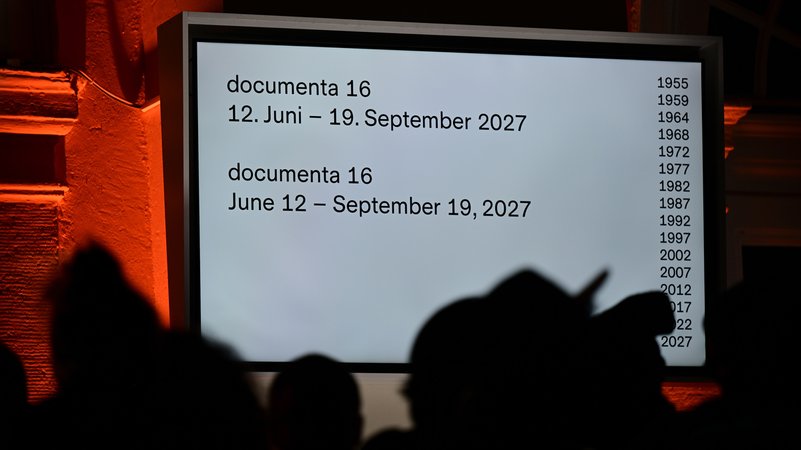 Auf einem Monitor steht der Termin für die Documenta 16. | Bild: picture alliance/dpa | Uwe Zucchi Auf einem Monitor steht der Termin für die Documenta 16.
