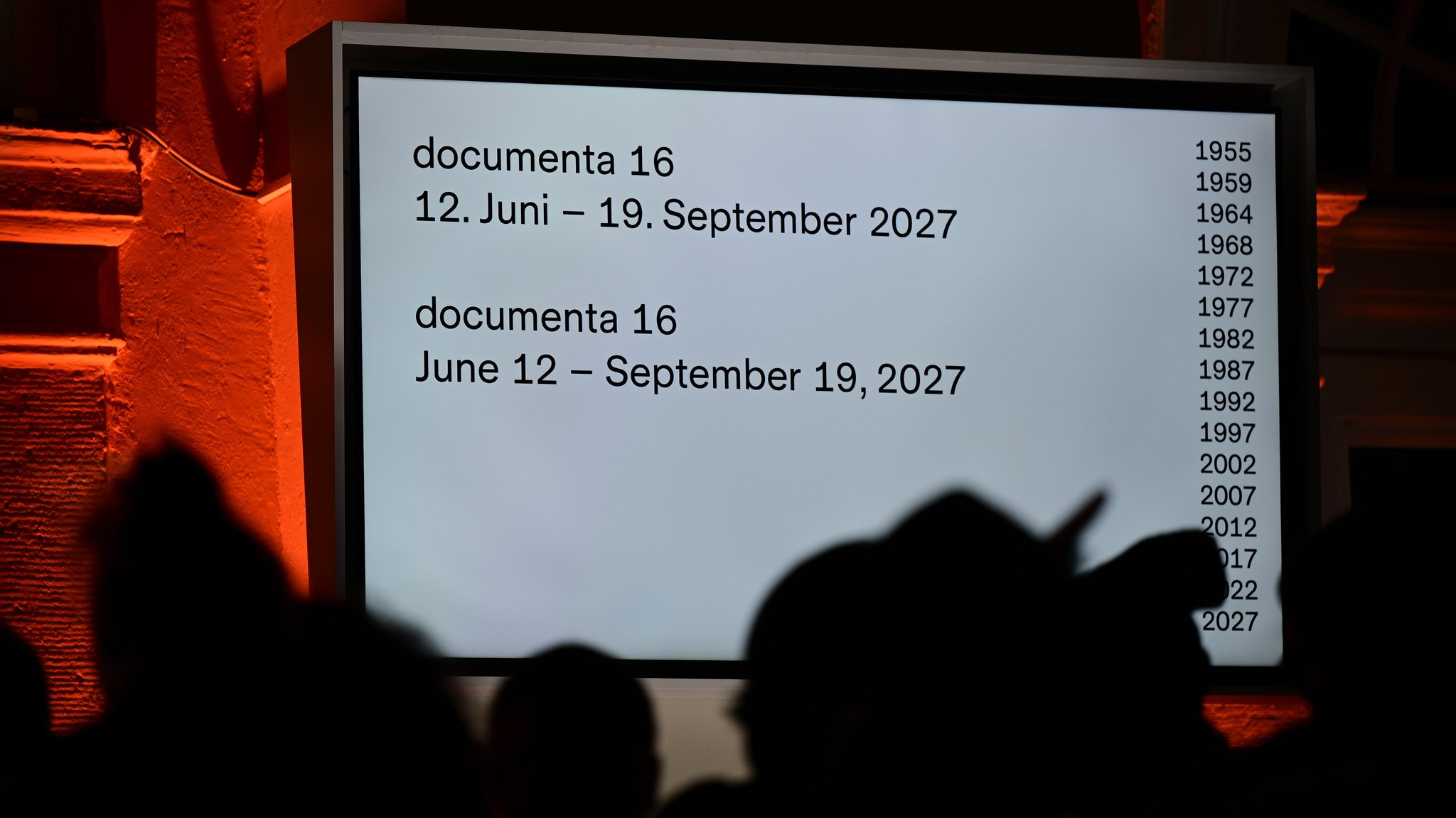 Auf einem Monitor steht der Termin für die Documenta 16.