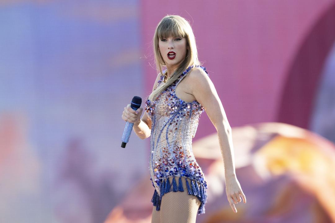 Taylor Swift im Glitzeroutfit bei ihrer Eras Tour in der Schweiz.