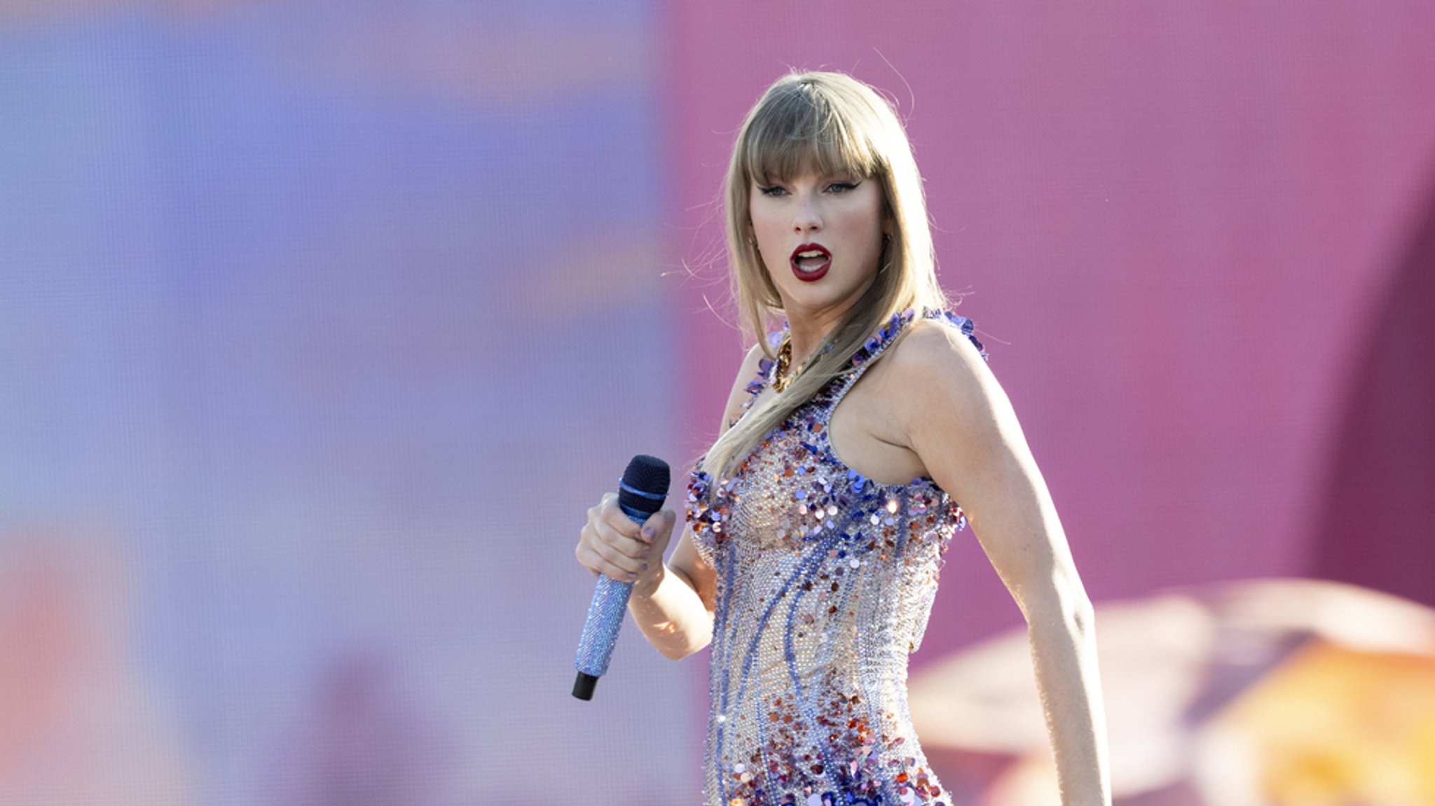 Taylor Swift im Glitzeroutfit bei ihrer Eras Tour in der Schweiz.