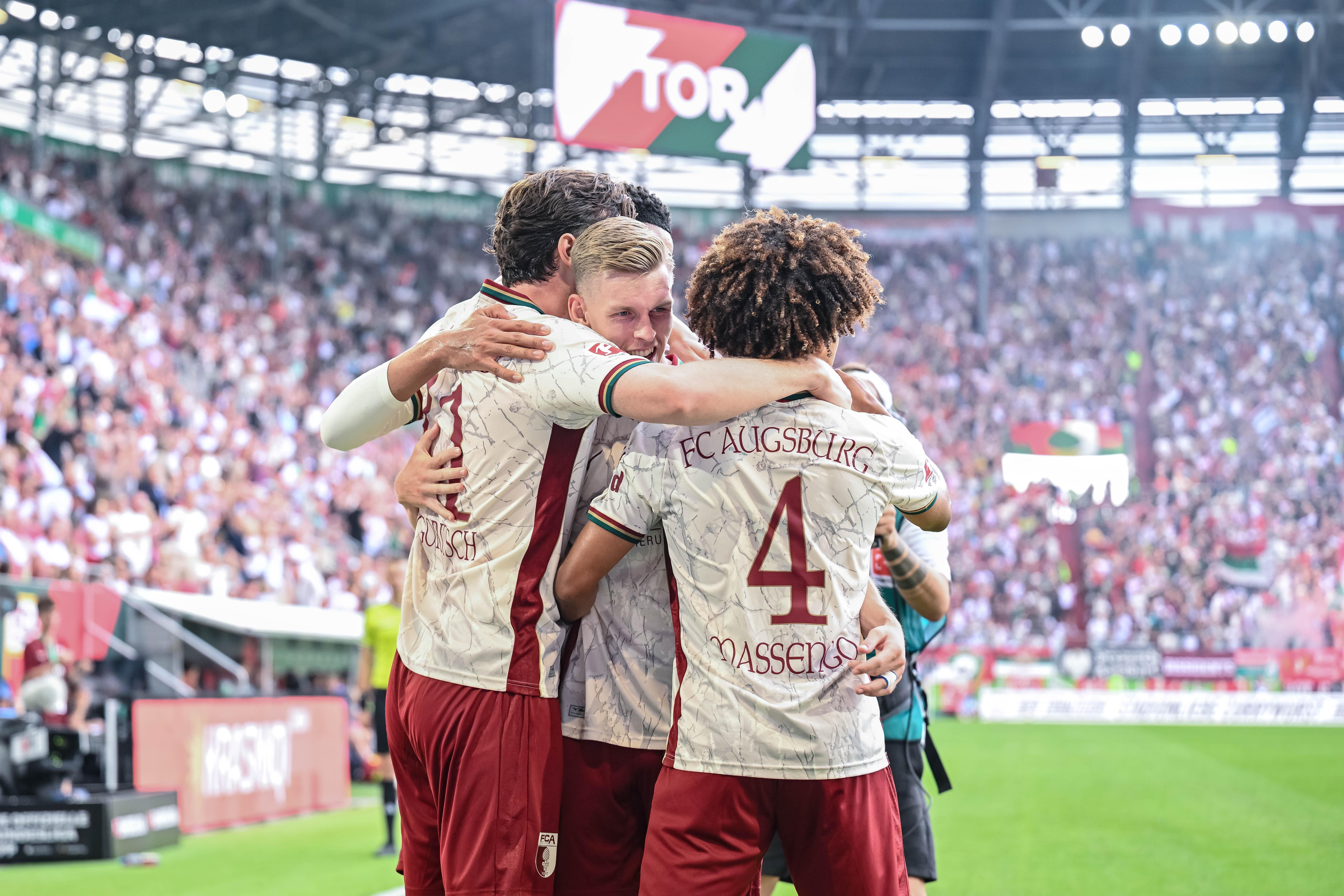 Sieg bei Chancen-Spektakel: Augsburg schlägt Schalke zum Auftakt