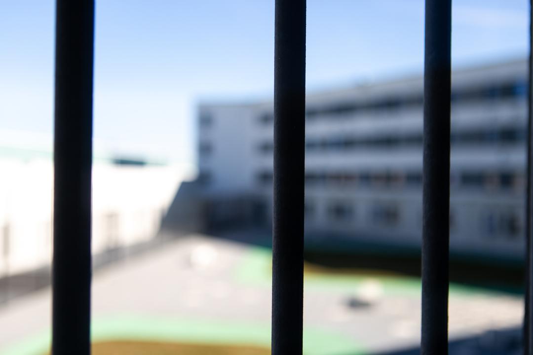 Blick durch Gitterstäbe auf den Hof des Gefängnisses in Gablingen 