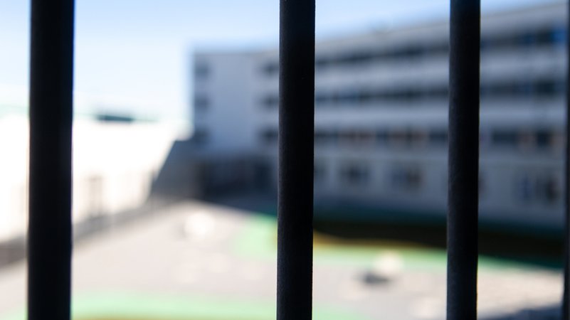 Blick durch Gitterstäbe auf den Hof des Gefängnisses in Gablingen | Bild: BR/Sylvia Bentele Blick durch Gitterstäbe auf den Hof des Gefängnisses in Gablingen