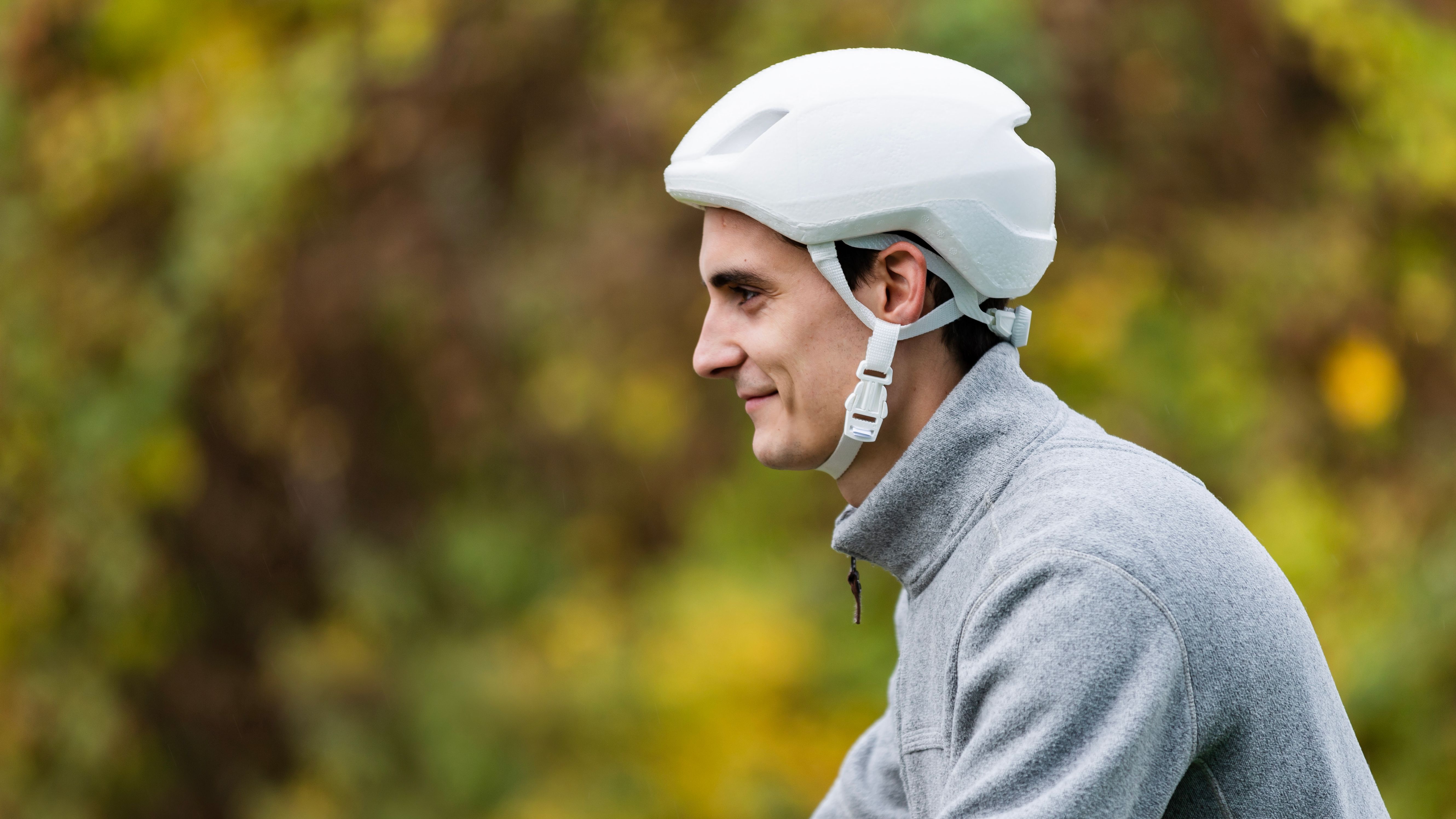 Sicher und nachhaltig: Fahrradhelm aus nachwachsendem Rohstoff | BR24