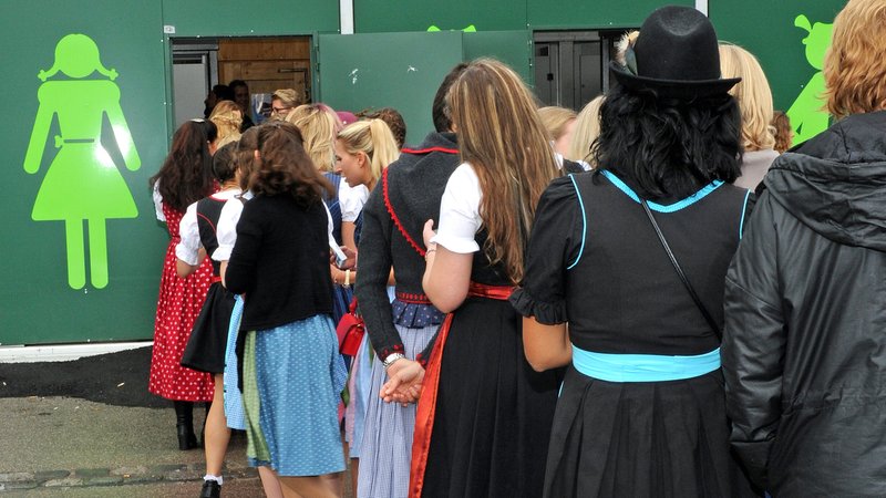 Symbolbild: Frauen in der Toilettenschlange auf einem Volksfest | Bild: picture alliance / Ursula Düren/dpa | Ursula Düren Symbolbild: Frauen in der Toilettenschlange auf einem Volksfest