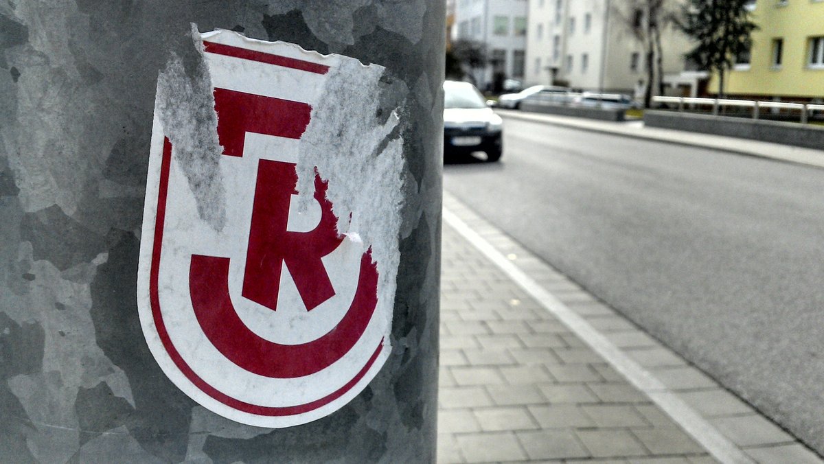 Mit Rasierklingen präparierte Jahn-Aufkleber in Amberg