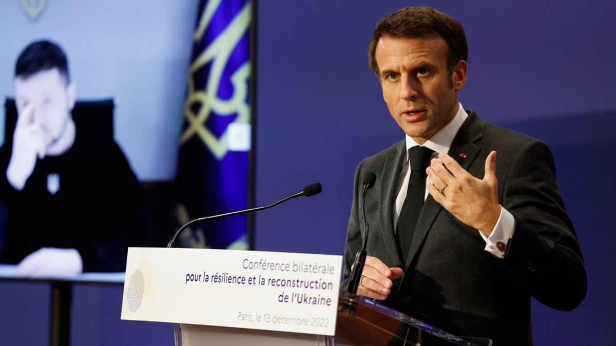 Archivbild: Emmanuel Macron (r), Präsident von Frankreich hält eine Rede, während Wolodymyr Selenskyj, Präsident der Ukraine, über eine Videoverbindung an der französisch-ukrainischen Konferenz für Resilienz und Wiederaufbau teilnimmt.