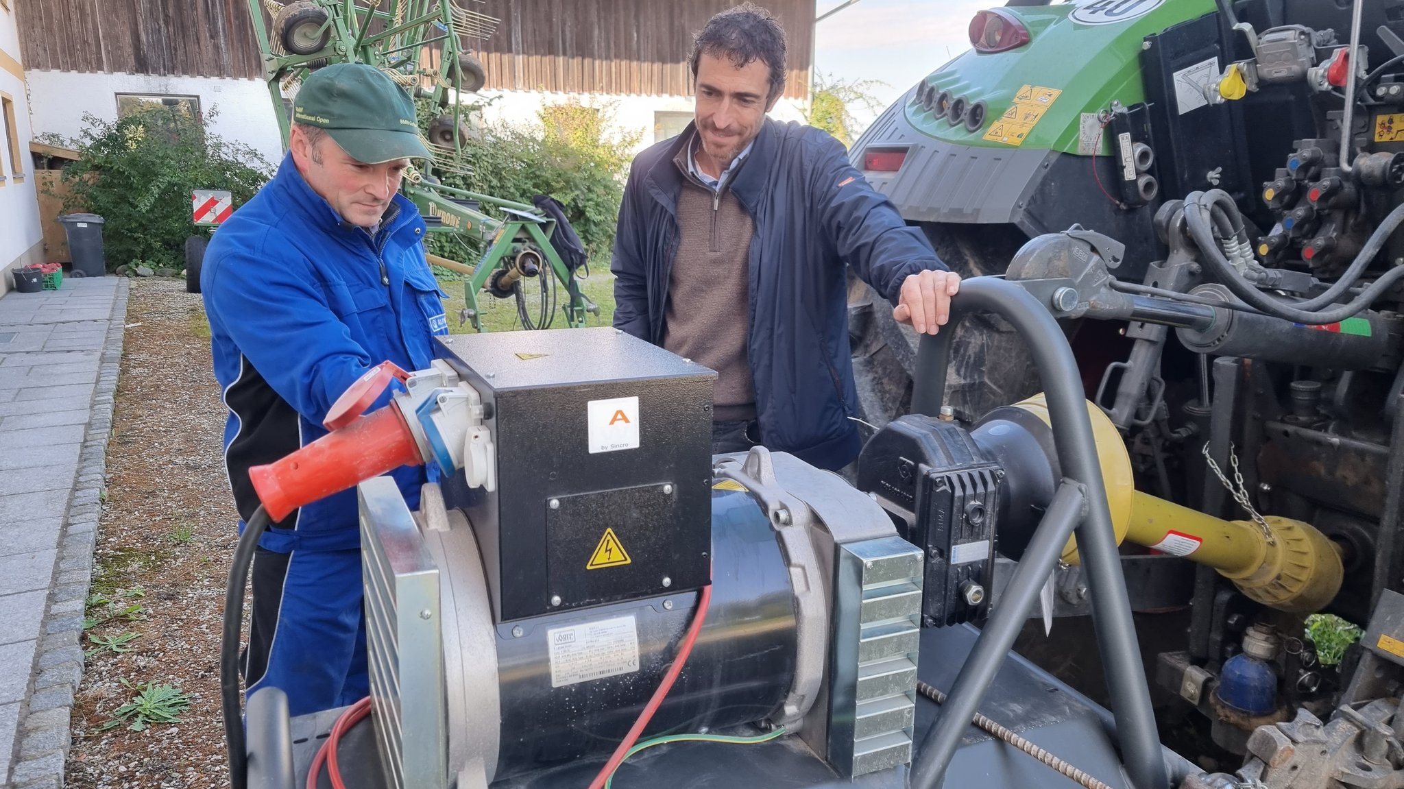 Beim Testen des Aggregats: Landwirt Reinhold Mayer und Harald Huber, Gründer und Projektentwickler der Firma Smart Radio Net