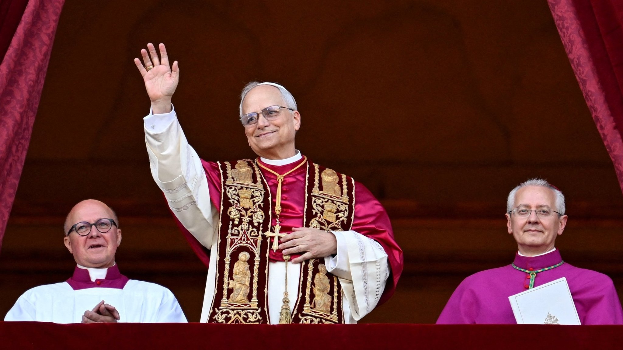Der neue Papst Leo XIV. grüßt die Gläubigen