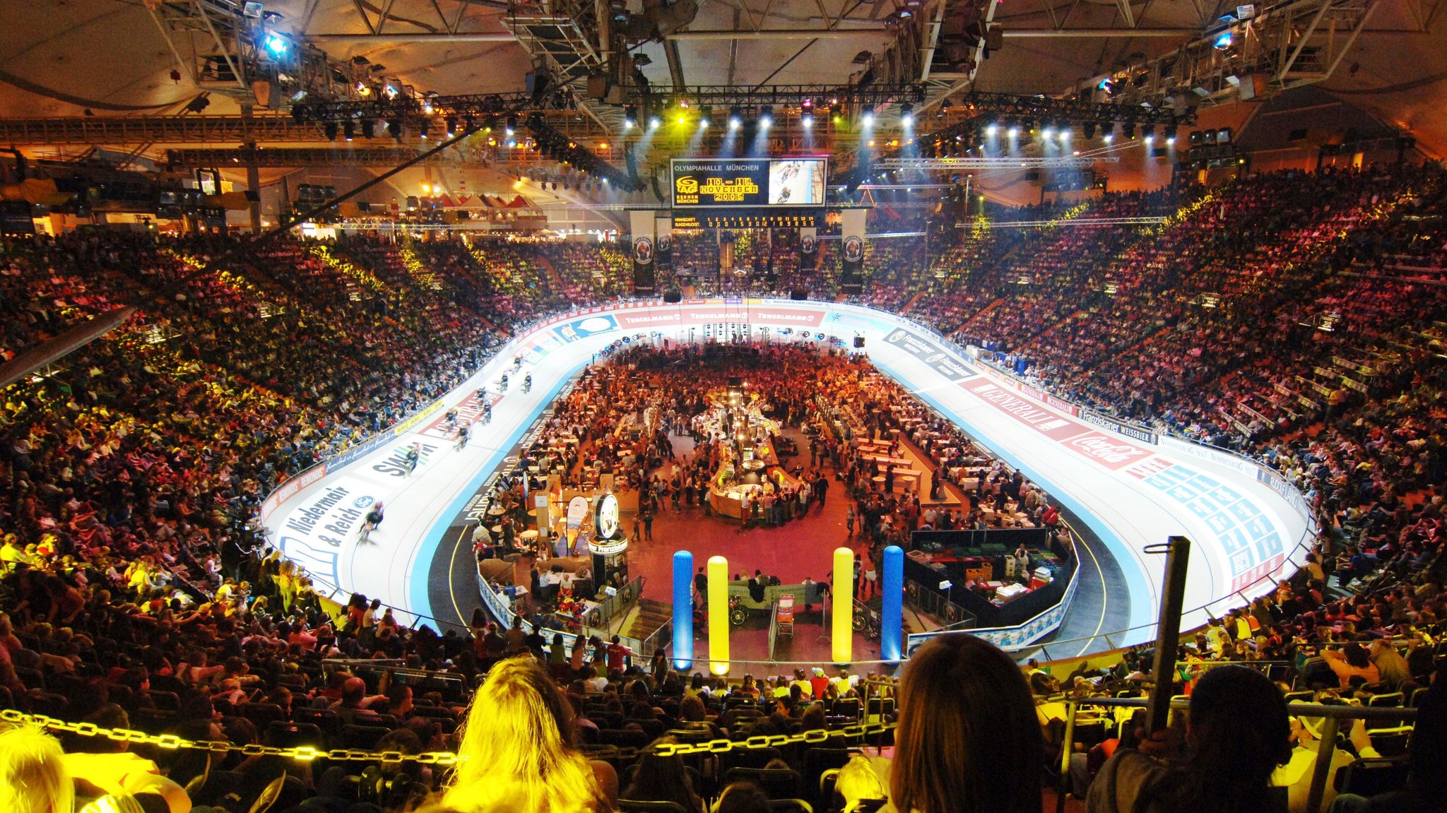 Olympiahalle von innen - hier beim Sechstage-Rennen im Radsport