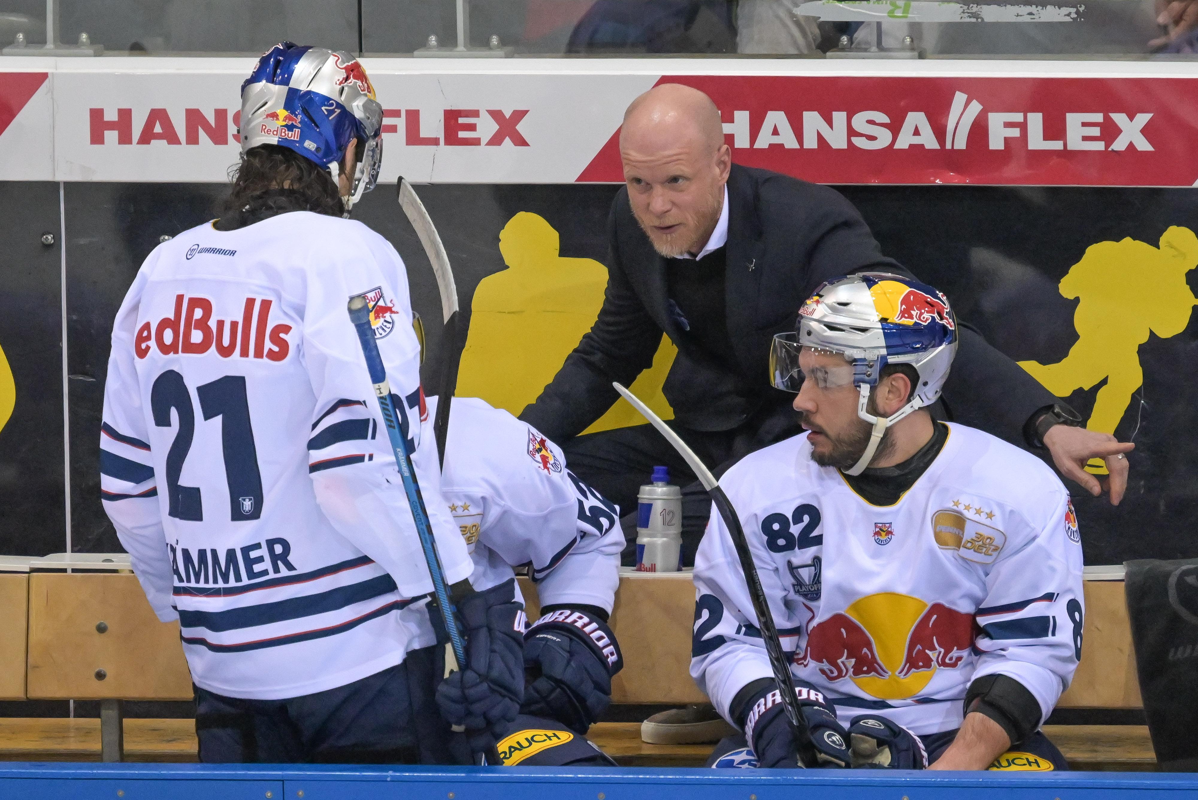Trainer Toni Söderholm im Gespräch mit EHC-Spielern