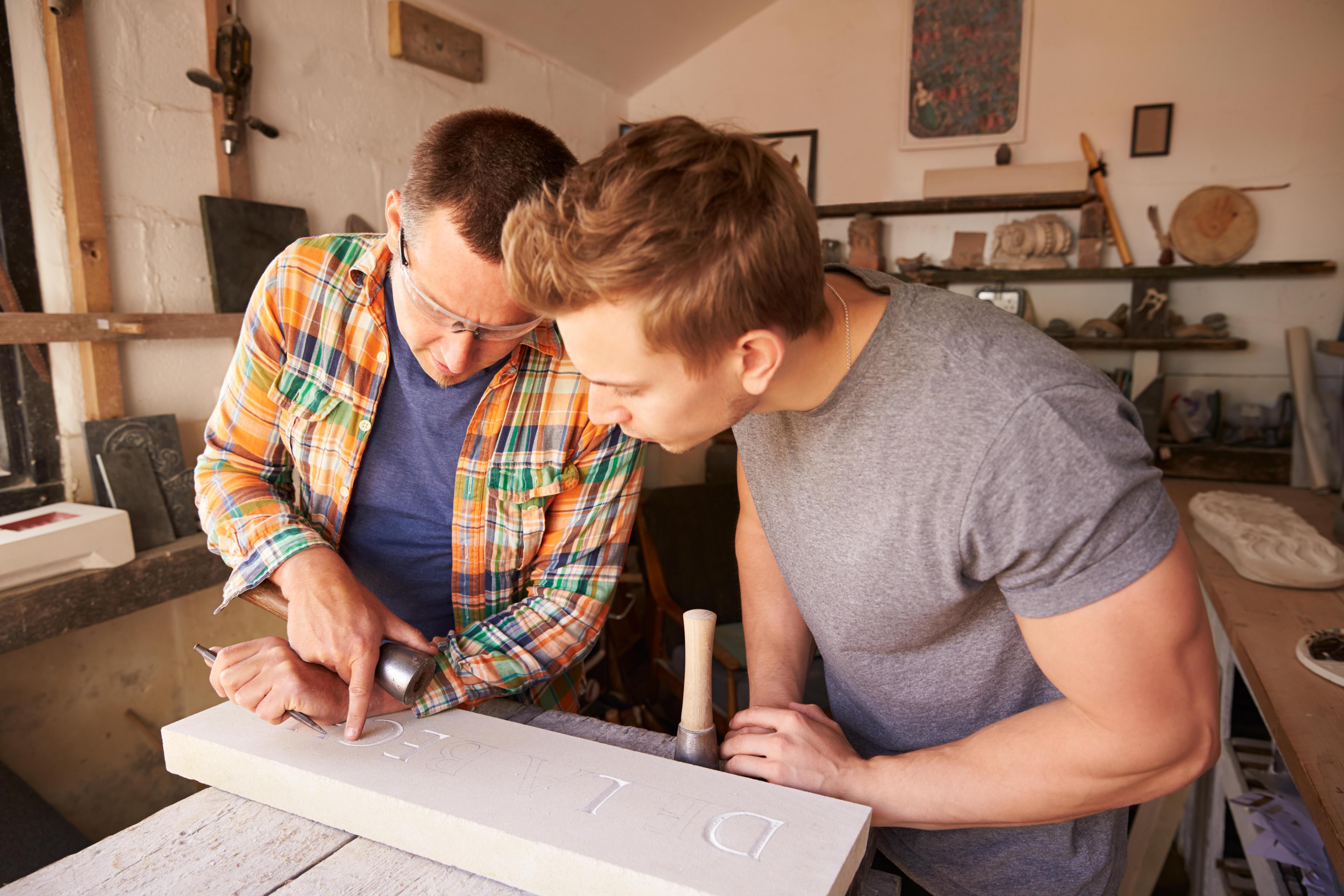 Symbolbild: Ein junger Steinmetz in der Lehre.