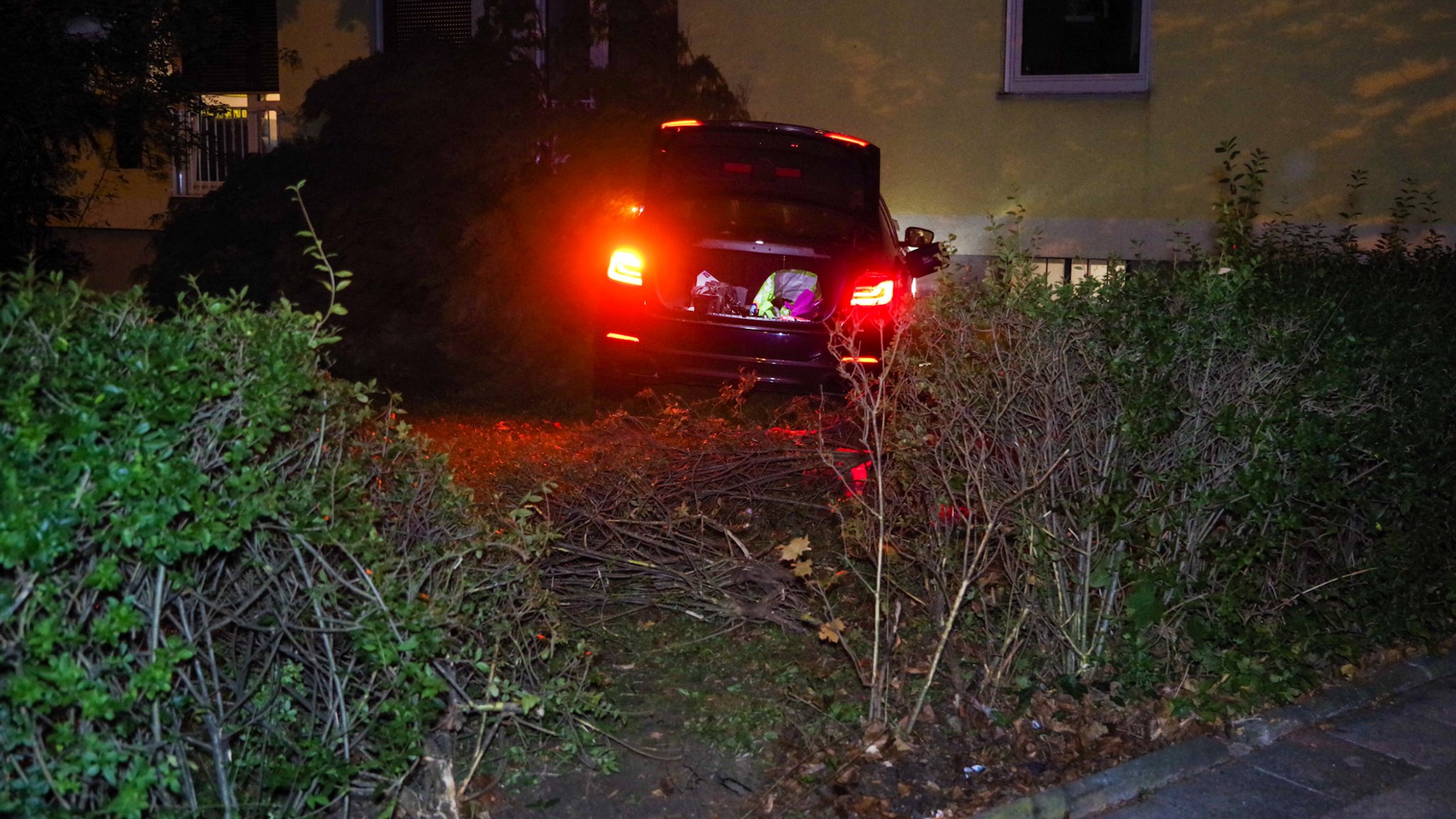 Der BMW durchbrach eine Hecke und krachte gegen eine Hauswand. 