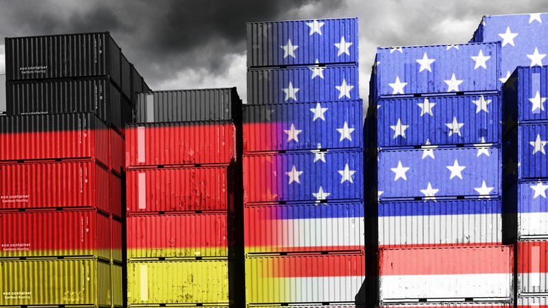 Gestapelte Container in deutschen und US-amerikanischen Nationalfarben, Symbolfoto Handelsstreit zwischen den USA und Deutschland | Bild: picture-alliance, Christian Ohde Gestapelte Container in deutschen und US-amerikanischen Nationalfarben, Symbolfoto Handelsstreit zwischen den USA und Deutschland