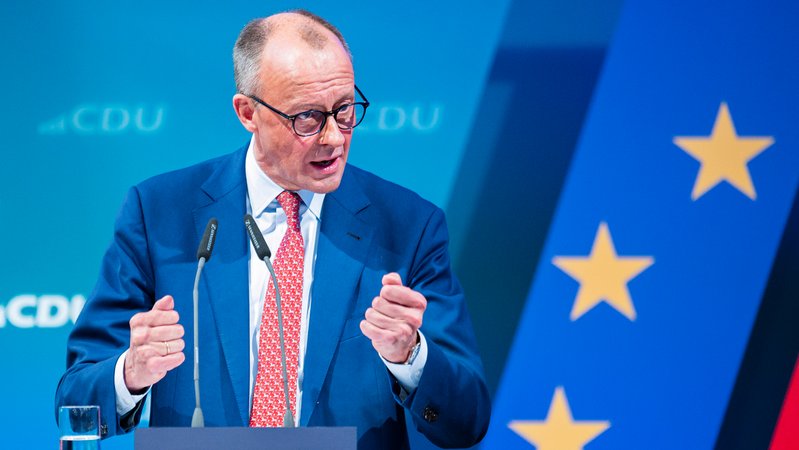 Kanzlerkandidat und Bundesvorsitzender der CDU Friedrich Merz hält in seinem Wahlkreis in Brilon in der St. Hubertus Schützenhalle eine Rede. | Bild: picture alliance / Noah Wedel | Noah Wedel Kanzlerkandidat und Bundesvorsitzender der CDU Friedrich Merz hält in seinem Wahlkreis in Brilon in der St. Hubertus Schützenhalle eine Rede.